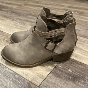 Women’s Jellypop booties size 7. Excellent condition.